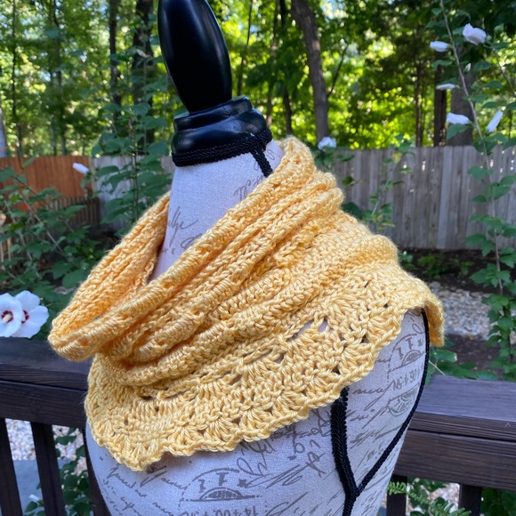 Yellow handmade infinity scarf - Picture 2 of 5